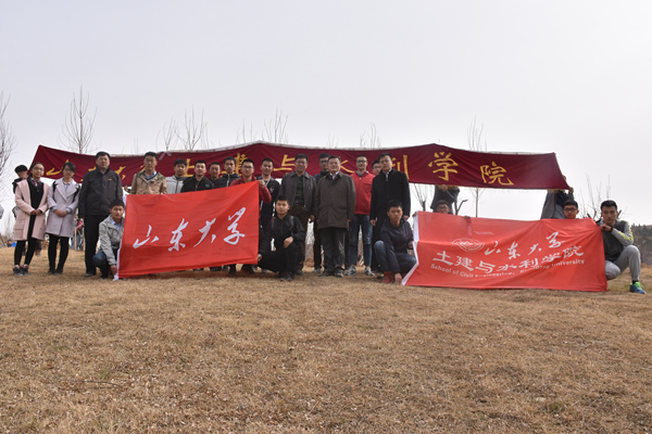 校长张荣与土建学院师生合影