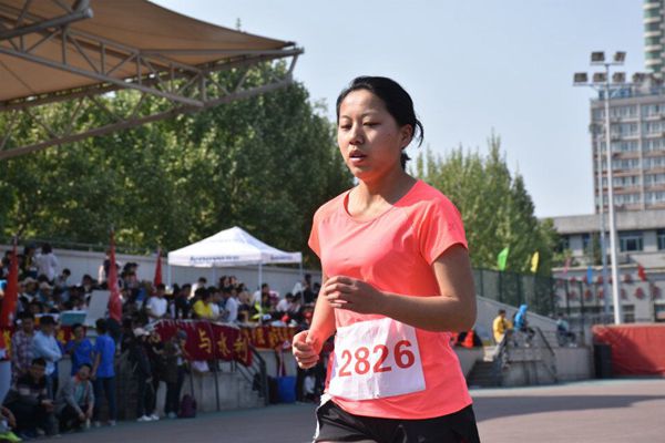 田玉婷奋战女子一万米