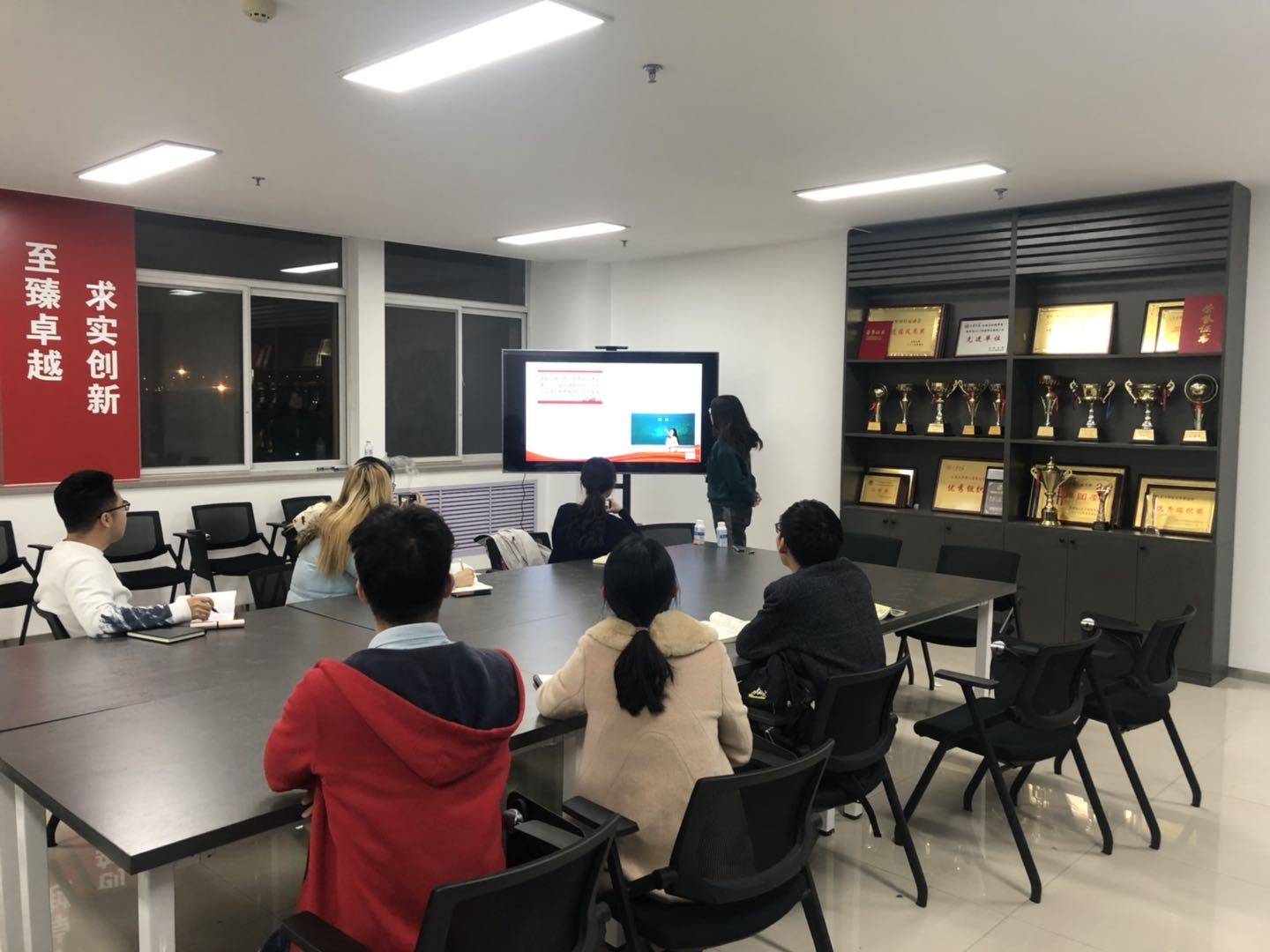 会议伊始,王欣灏向大家介绍了此次会议的主题与目的,希望大家能够有所
