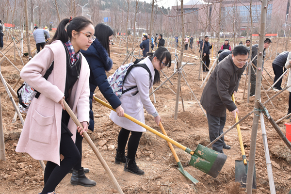 张荣校长与学生们一起铲土